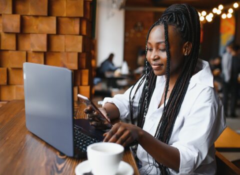 Young-business-woman-learning